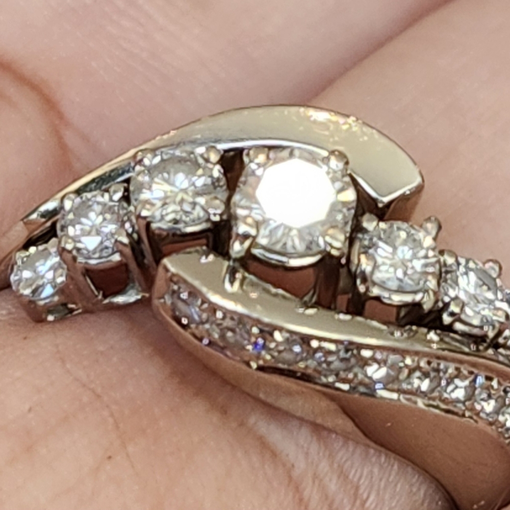 Beautiful Diamond ring In 14k Gold. - Picture 4 of 8